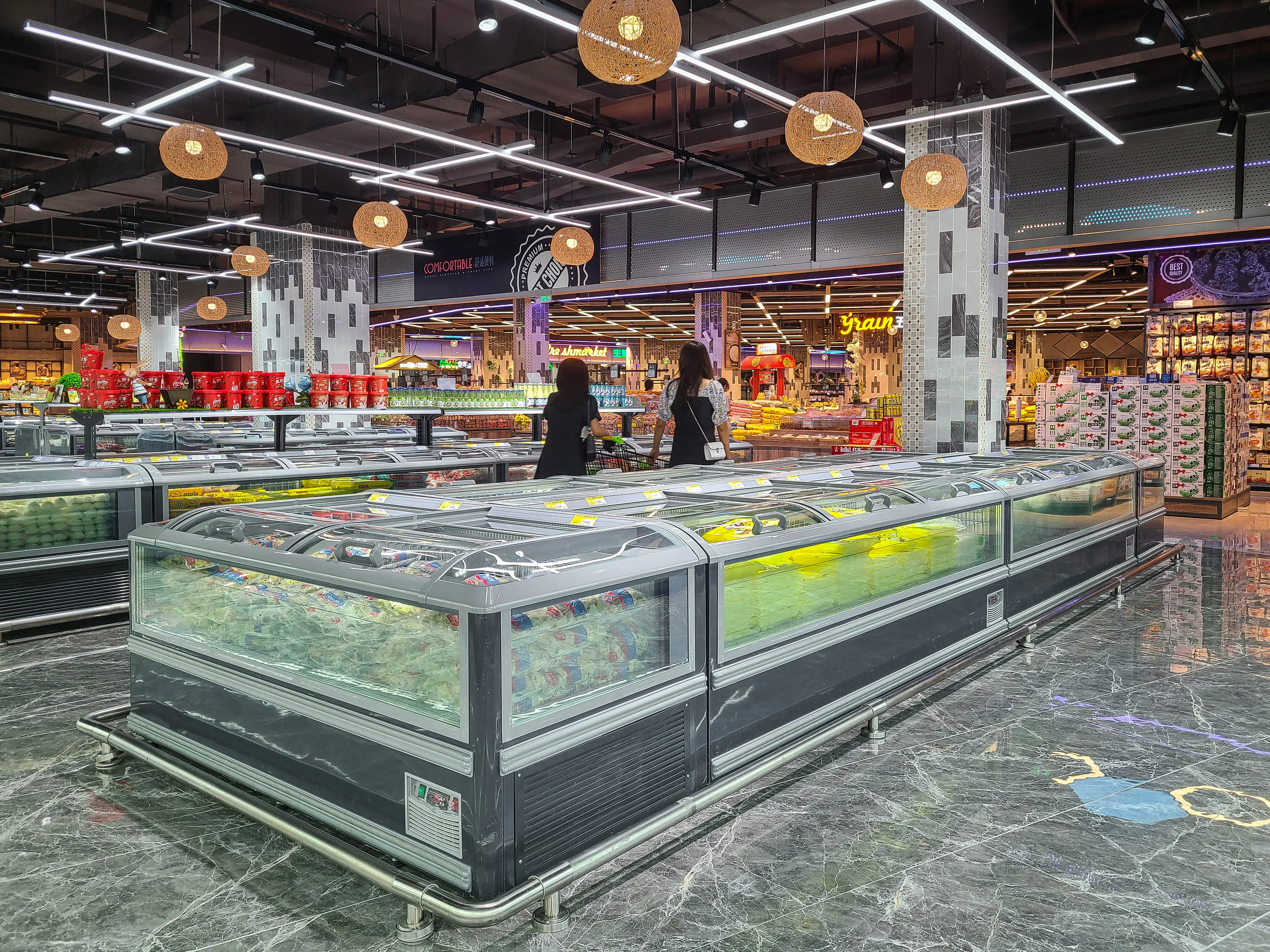 Transparent Wide Island Freezer view 7