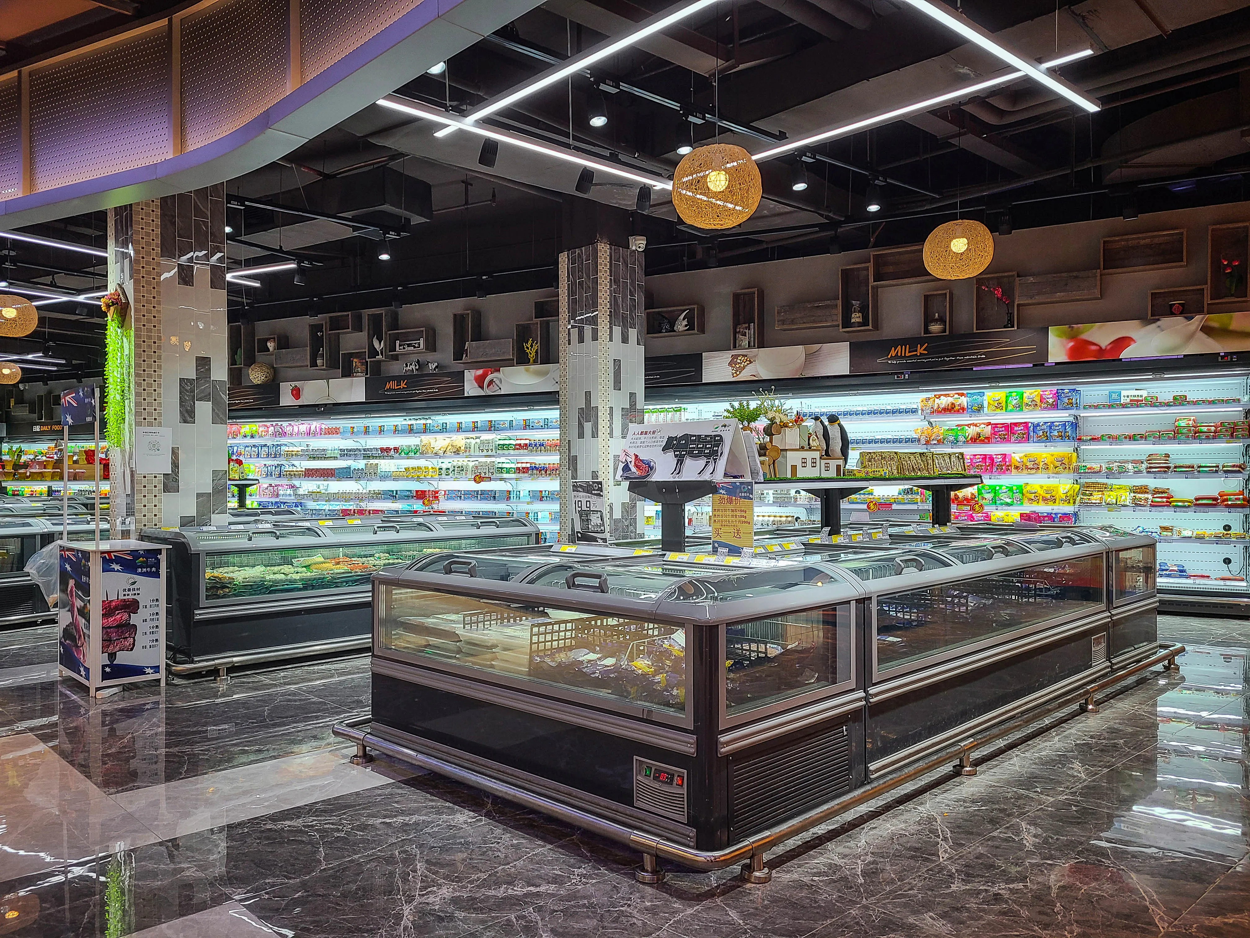 Transparent Wide Island Freezer view 13